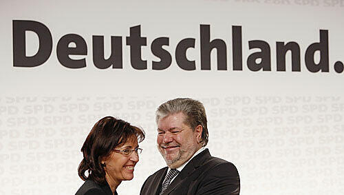 Hat Wort gebrochen: Hessens SPD-Chefin Andrea Ypsilanti mit Parteichef Beck. Hat Wort gebrochen: Hessens SPD-Chefin Andrea Ypsilanti mit Parteichef Beck.