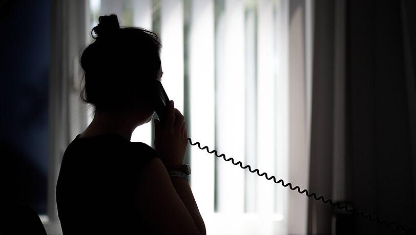 Mit fiesen Maschen zocken Betrüger am Telefon ihre Opfer ab. (Symbolbild)