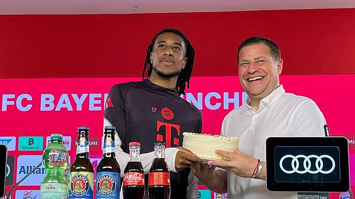 Ein Olympia-Kuchen für Olise (l.): Eberl überreicht ihn.