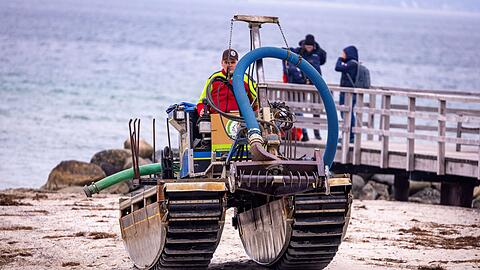 Ein Rettungsversuch mit einem Saugbagger war gescheitert.