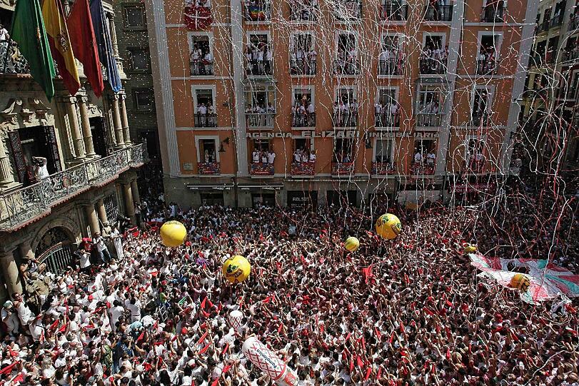 Das legendäre Stierlaufen in Pamplona ist eröffnet. Die verrücktesten Bilder des Eröffnungstages.