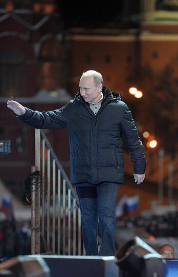 Vier Kandidaten waren gegen Putin angetreten. Ihre Anhänger hatten auf eine Stichwahl gehofft, auch wenn sie wussten, dass gegen Putin niemand eine ernsthafte Chance haben würde.