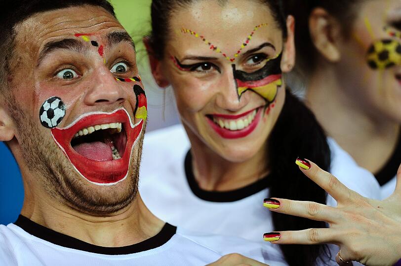 Deutschland gegen Holland - vor und während dieser brisanten Partie in der Ukraine am MIttwoch feiern die Fans ausgelassen in Orange und Schwarz-Rot-Gold - die Bilder!