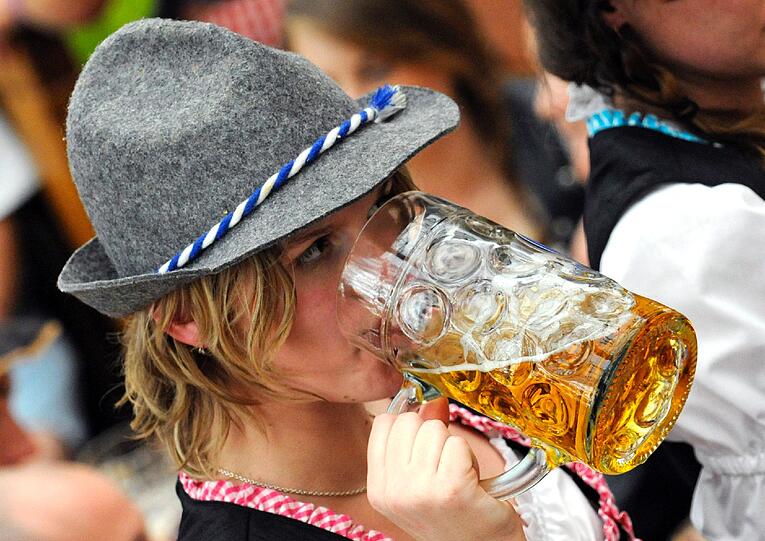 Lack &ndash; abgestanden, fade. Ein lackes Bier ist besonders unangenehm. Daher gilt es die Maß zu leeren, bevor dieser Zustand erreicht wird.