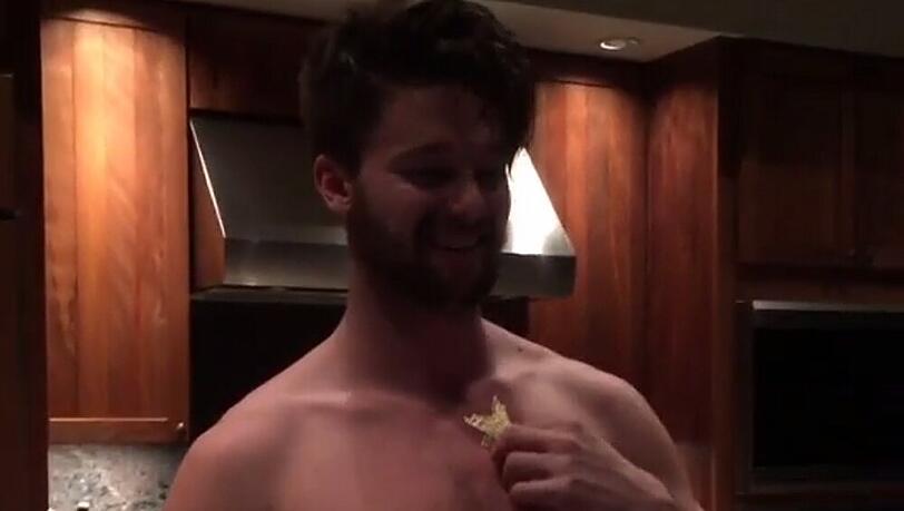 Puhlt sich einen Stern von der Brust: Patrick Schwarzenegger Puhlt sich einen Stern von der Brust: Patrick Schwarzenegger