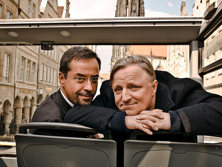 Jan Josef Liefers (l.) und Axel Prahl in ihren Paraderollen des Prof. Dr. Boerne und Kommissars Thiel