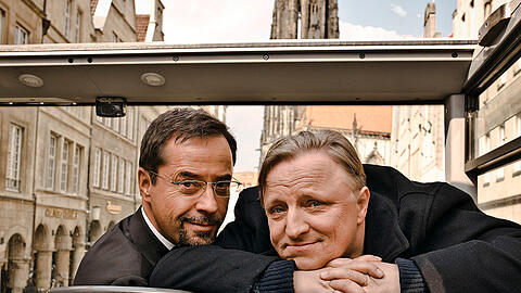 Jan Josef Liefers (l.) und Axel Prahl in ihren Paraderollen des Prof. Dr. Boerne und Kommissars Thiel