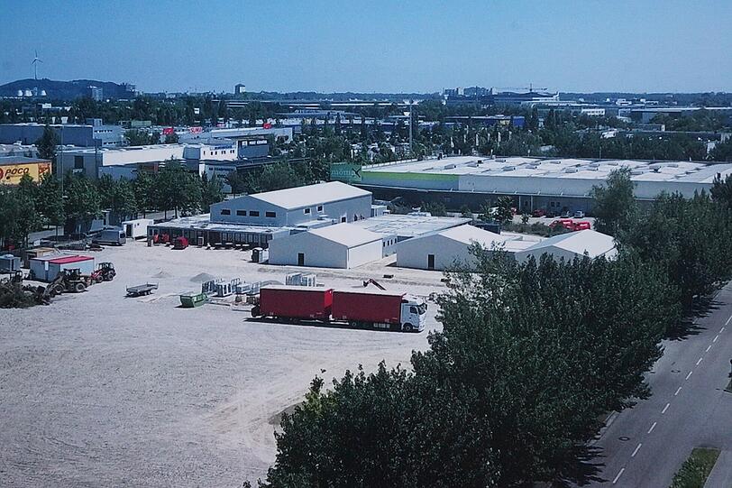 Noch sind die Arbeiter am Werk: Zwischen Maria-Probst- und Lotte-Branz-Straße entsteht das neue Ankunftszentrum. Baukosten: 960 000 Euro.