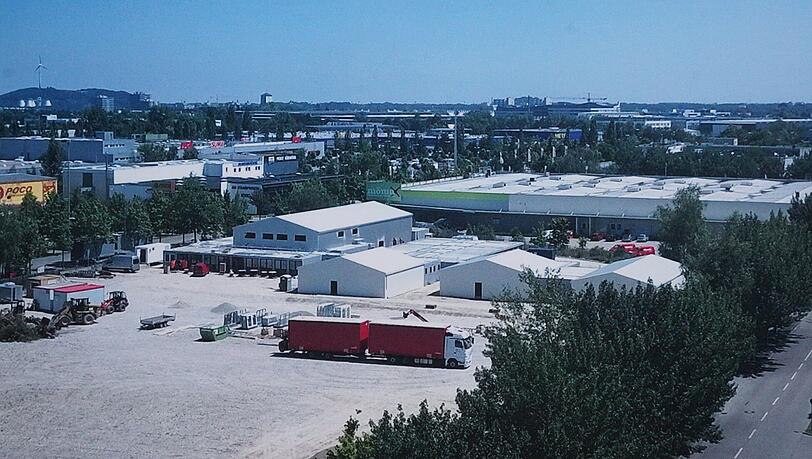 Noch sind die Arbeiter am Werk: Zwischen Maria-Probst- und Lotte-Branz-Straße entsteht das neue Ankunftszentrum. Baukosten: 960 000 Euro. Noch sind die Arbeiter am Werk: Zwischen Maria-Probst- und Lotte-Branz-Straße entsteht das neue Ankunftszentrum. Baukosten: 960 000 Euro.