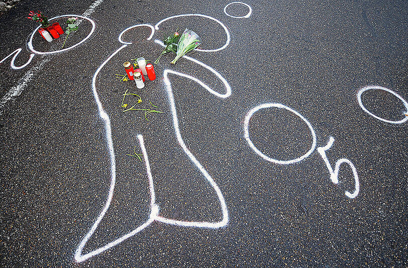Kreidespuren zeigen den Umriss des Amokläufers Tim K. vor einem Autohaus in Wendlingen am Neckar am 15.03.2009, wo er sich bei seinem Amoklauf erschossen hatte. Das Stuttgarter Landgericht will am 7. August 2015 im Schadenersatzprozess zwischen der Unfallkasse Baden-Württemberg und den Eltern des Amokläufers von Winnenden eine Entscheidung verkünden.