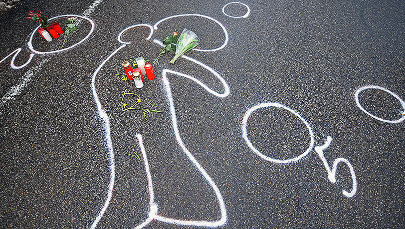 Kreidespuren zeigen den Umriss des Amokläufers Tim K. vor einem Autohaus in Wendlingen am Neckar am 15.03.2009, wo er sich bei seinem Amoklauf erschossen hatte. Das Stuttgarter Landgericht will am 7. August 2015 im Schadenersatzprozess zwischen der Unfallkasse Baden-Württemberg und den Eltern des Amokläufers von Winnenden eine Entscheidung verkünden. Kreidespuren zeigen den Umriss des Amokläufers Tim K. vor einem Autohaus in Wendlingen am Neckar am 15.03.2009, wo er sich bei seinem Amoklauf erschossen hatte. Das Stuttgarter Landgericht will am 7. August 2015 im Schadenersatzprozess zwischen der Unfallkasse Baden-Württemberg und den Eltern des Amokläufers von Winnenden eine Entscheidung verkünden.