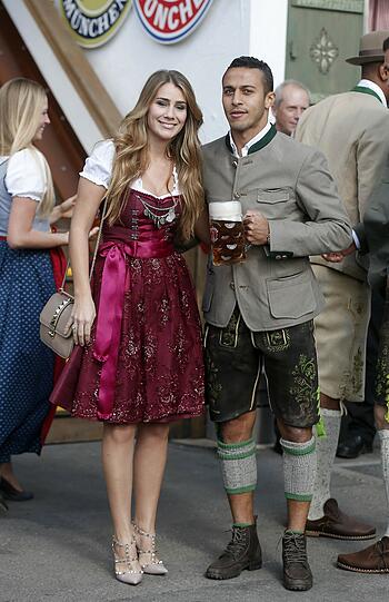 Thiago Alcantara mit Frau Julia Vigas