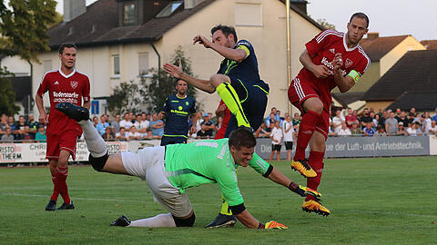 Verletzt sich im Toto-Pokal: Markus Ziereis vom TSV 1860 (Mi.). Die Bilder vom "Zusammenprall".