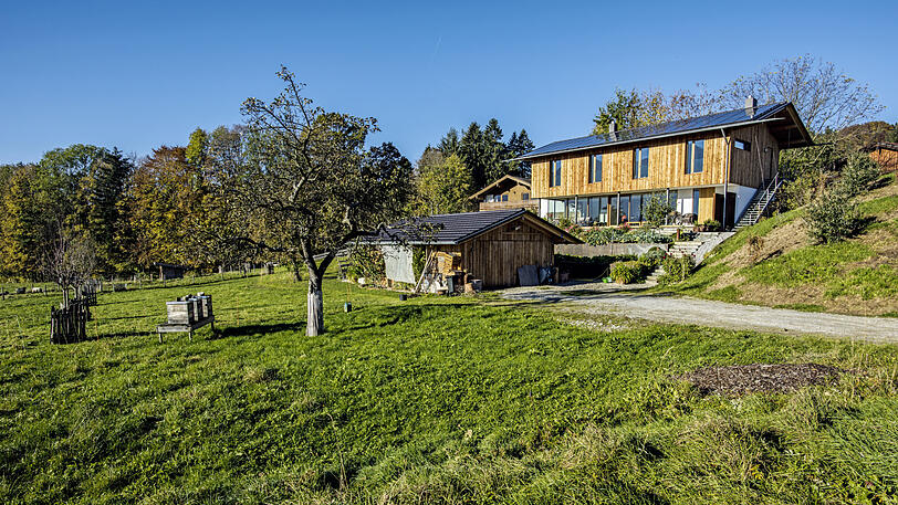 Ein harmonischer Neubau in starker Hanglage am Samerberg (Kreis Rosenheim).