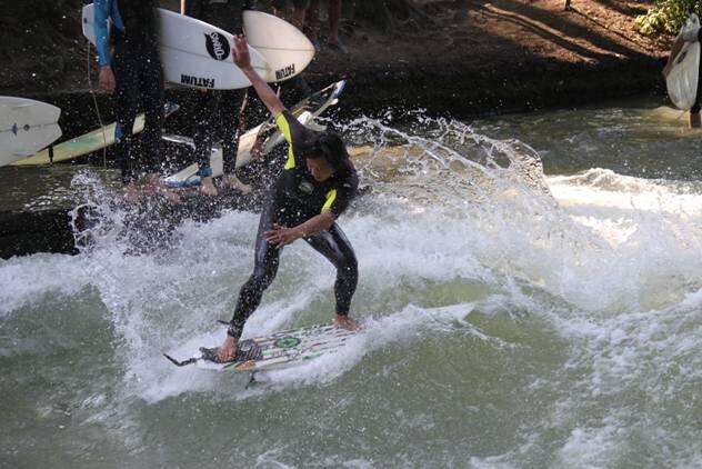Coole Eisbach-Surfer