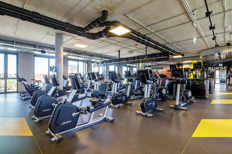 Modernes Design, helle und offene Räumlichkeiten - der Blick in ein FIT STAR Studio.