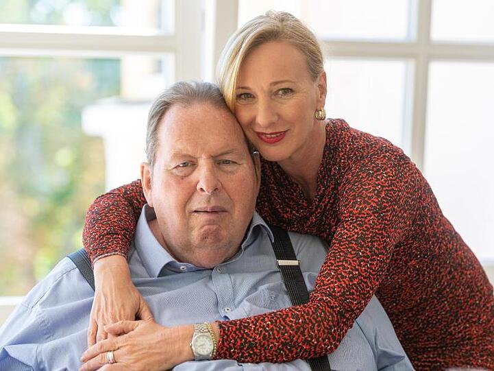 Ottfried Fischer, Schauspieler und Kabarettist, und seine Lebensgefährtin Simone Brandlmeier. Foto: Armin Weigel/dpa/Archivbild