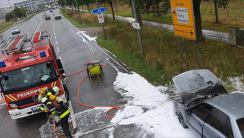 Der Audi ist in der Bodenseestraße komplett ausgebrannt.