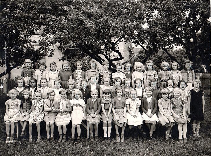 Klassenfoto zweite Klasse, 1954, Grundschule Eversbuschstraße in Allach. Christa ist das Mädchen mit den weißen Kniestrümpfen in der ersten Reihe Mitte.