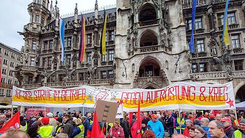 Rund 3.500 Demonstranten nahmen am Montag, 1. Mai auf dem Münchner Marienplatz an der traditionellen Demo tei.
