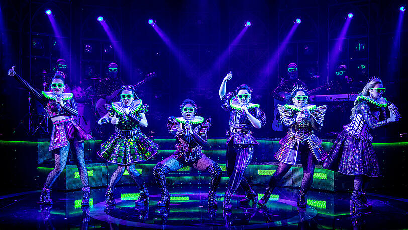 Das Musical "Six". Das Musical "Six".