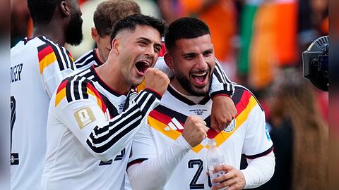 Avancierte mit seinen zwei Treffern zum Matchwinner: Deniz Undav (r.) an der Seite von Nadiem Amiri.