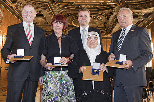 Oberbürgermeister Ulrich Maly (Mitte) überreichte gestern die Bürgermedaille an Gunther Oschmann, Brigitta Heyduck, Kamile Erdemir und Manfred Mägerlein (von links).