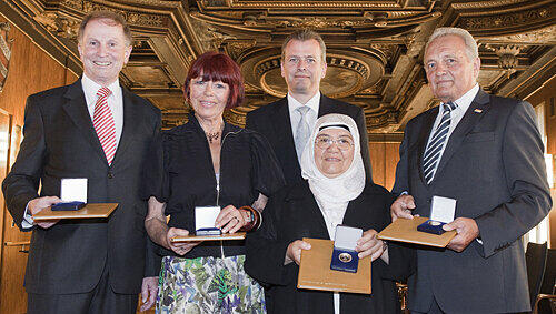 Oberbürgermeister Ulrich Maly (Mitte) überreichte gestern die Bürgermedaille an Gunther Oschmann, Brigitta Heyduck, Kamile Erdemir und Manfred Mägerlein (von links). Oberbürgermeister Ulrich Maly (Mitte) überreichte gestern die Bürgermedaille an Gunther Oschmann, Brigitta Heyduck, Kamile Erdemir und Manfred Mägerlein (von links).