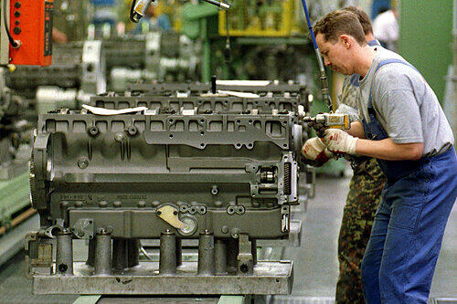 Montage im Nürnberger MAN-Motorenwerk: Hier sind die Beschäftigten seit Monaten in Kurzarbeit.