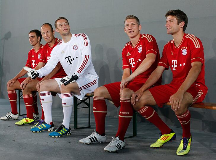 Anstrengender Tag für die Bayern-Kicker: Posing fürs Foto, dann gleich zum Training. Die Bilder von der Säbener