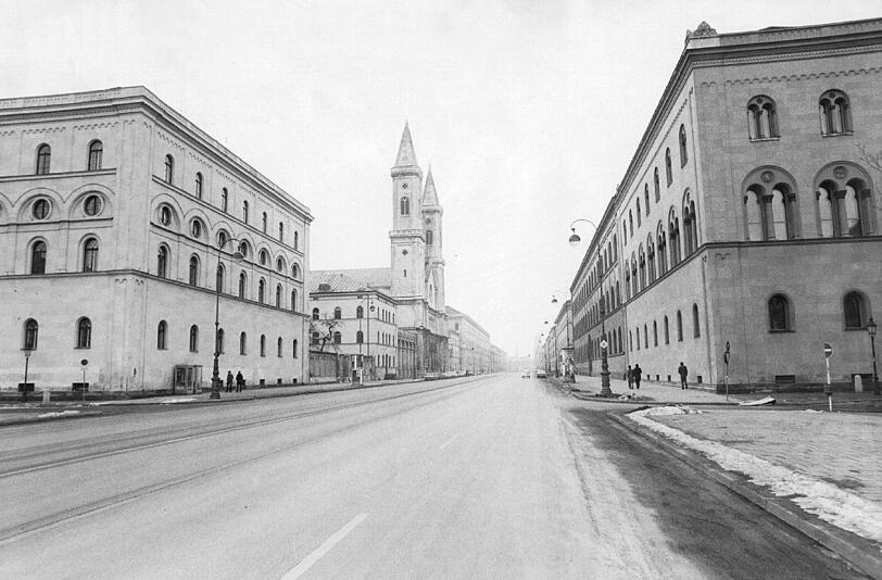 Ansonsten ist hier in der Maxvorstadt kein Gefährt zu sehen.