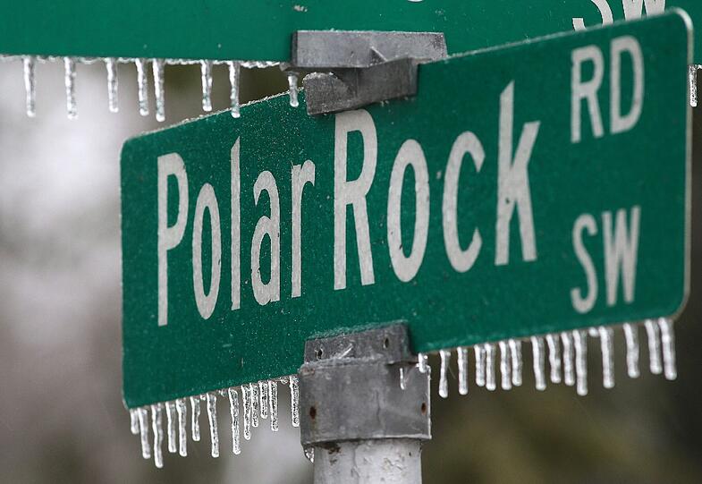 Eiszapfen haben sich an einem Straßenschild in Atlanta festgefroren.