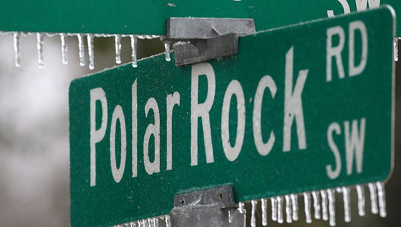 Eiszapfen haben sich an einem Straßenschild in Atlanta festgefroren. Eiszapfen haben sich an einem Straßenschild in Atlanta festgefroren.
