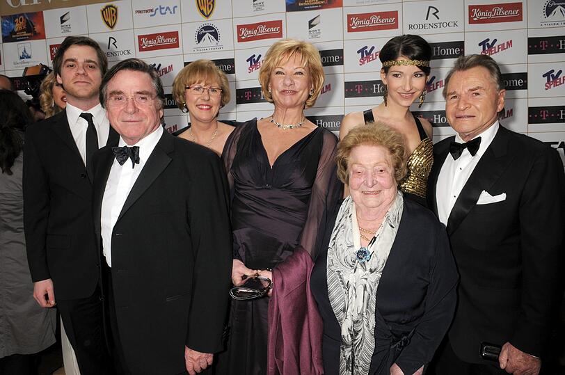 Die Weppers: Angela mit Tochter Sophie, Ehemann Fritz, Schwiegermutter Wilhelmine, Schwager Elmar, dessen Frau Anita und Sohn Elmar (l.).