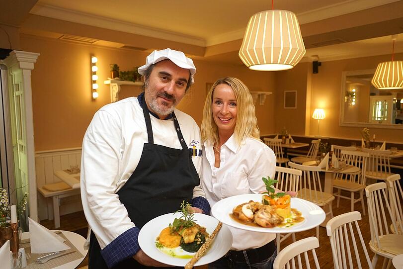 Küchenchef Michele Rodriquez und Geschäftsführerin Michaela Himpel präsentieren im Wood: Zanderfilet und Kaninchenrollbraten.