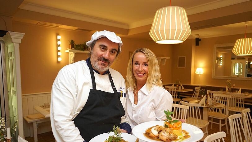 Küchenchef Michele Rodriquez und Geschäftsführerin Michaela Himpel präsentieren im Wood: Zanderfilet und Kaninchenrollbraten. Küchenchef Michele Rodriquez und Geschäftsführerin Michaela Himpel präsentieren im Wood: Zanderfilet und Kaninchenrollbraten.