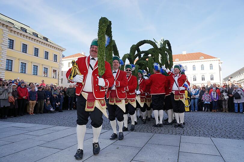 Laube, Kreuz, Schlange und Krone - das sind nur einige der Formationen, die die Schäffler auf Lager haben. Hier die Bilder vom traditionellen Tanz am Marienplatz vor Oberbürgermeister Dieter Reiter und später am Wittelsbacherplatz.