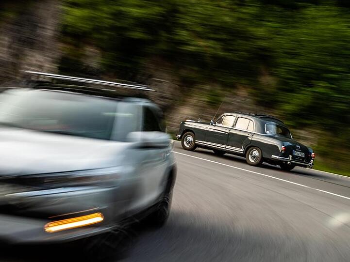 Ein Mercedes-Benz Oldtimer fährt bei Waallgau eine Serpentine hoch. Foto: Lino Mirgeler/dpa/Archivbild