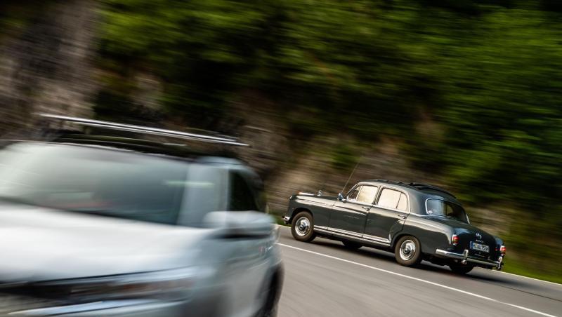 Ein Mercedes-Benz Oldtimer fährt bei Waallgau eine Serpentine hoch. Foto: Lino Mirgeler/dpa/Archivbild