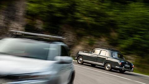 Ein Mercedes-Benz Oldtimer fährt bei Waallgau eine Serpentine hoch. Foto: Lino Mirgeler/dpa/Archivbild