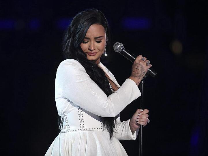 Demi Lovato bei ihrem sehr emotionalen Grammy-Auftritt. Beim Super Bowl wird sie die Nationalhymne singen.