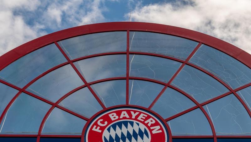 Das Logo des FC Bayern München hängt über der Einfahrt zum Gelände zum FC Bayern München. Foto: Peter Kneffel/dpa/Archivbild Das Logo des FC Bayern München hängt über der Einfahrt zum Gelände zum FC Bayern München. Foto: Peter Kneffel/dpa/Archivbild