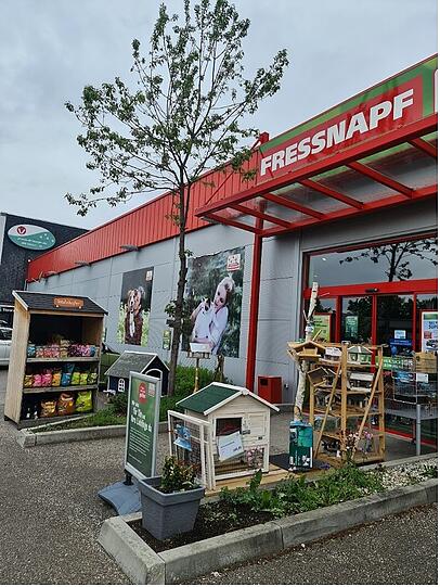 Im Fressnapf München Moosach finden Sie Tierbedarf für Ihren Liebling. Wir beraten Sie gerne bei Fragen und bei der Produktauswahl für Hund, Katze, Nager, Vogel, Aquaristik und Terraristik. Ausreichend Parkplätze sind vorhanden. Gerne unterstützen wir Sie indem wir Ihre Einkäufe zu Ihrem PKW bringen – sollte etwas nicht vorrätig sein kümmert sich das engagierte Team um eine schnelle Lösung.