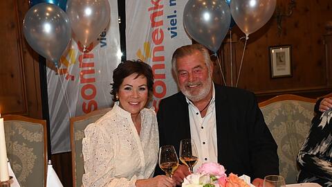 Iris Dahlke und Harry Wijnvoord strahlen bei ihrem Pre-Wedding-Dinner in München.