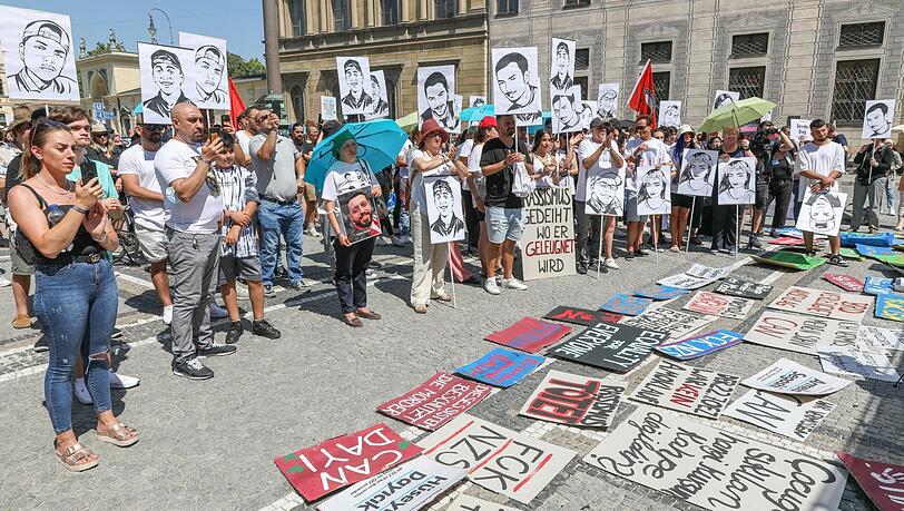 Die Demonstranten halten Bilder von den Getöteten hoch.