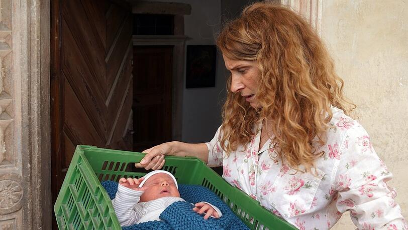 "Der Bozen-Krimi: Die Todsünde": "Capo" Sonja Schwarz (Chiara Schoras) findet ein Baby vor ihrer Haustür.