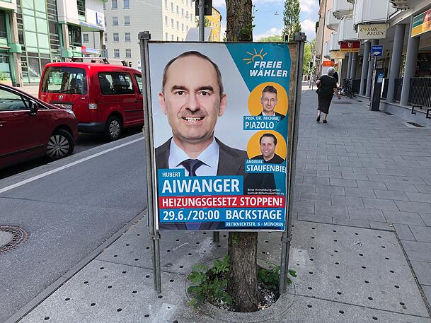 Die Plakate für die Veranstaltung im Backstage waren in der ganzen Stadt zu sehen. Letztendlich fand die Veranstaltung nicht statt, das Backstage selbst sagte sie nach dem Aiwanger-Auftritt in Erding ab. Die Plakate für die Veranstaltung im Backstage waren in der ganzen Stadt zu sehen. Letztendlich fand die Veranstaltung nicht statt, das Backstage selbst sagte sie nach dem Aiwanger-Auftritt in Erding ab.