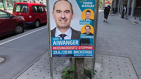 Die Plakate für die Veranstaltung im Backstage hängen in der ganzen Stadt.