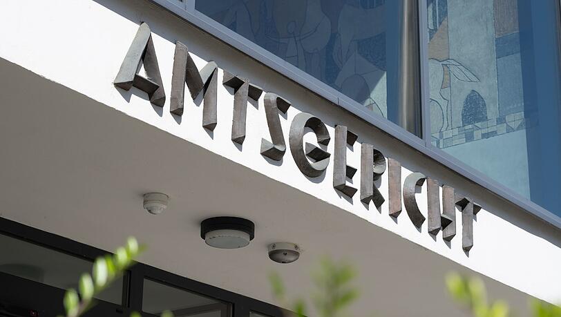 Der Schriftzug "Amtsgericht" steht an der Fassade des Gerichtsgebäudes.