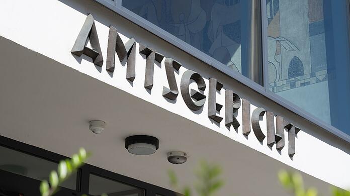 Der Schriftzug "Amtsgericht" steht an der Fassade des Gerichtsgebäudes.